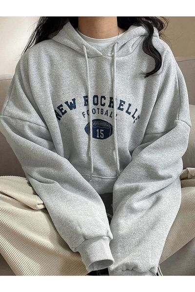 Benisengiydir سويت شيرت نسائي ذو قلنسوة كبير الحجم مطبوع عليه نص رمادي من ماركة Rochelle