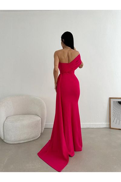 Secret Passion Lingerie Țesătură creponată roșie, pe un umăr, rochie lungă cu tăietură pește, cu detaliu trenă lateral 582108 684