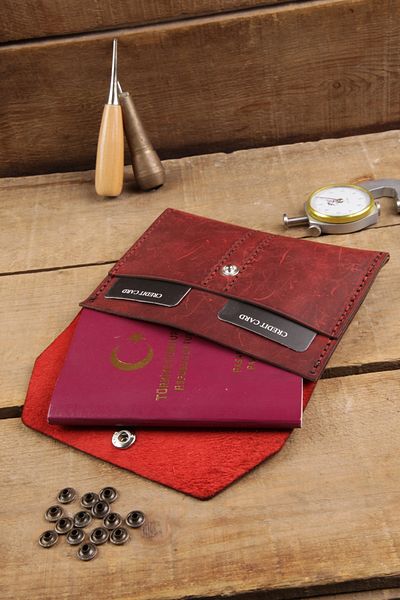New Coast Leather 1900's Ръчно изработен червен портфейл за паспорт от естествена кожа