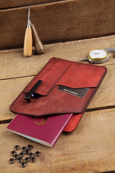 New Coast Leather 1900's Ръчно изработен червен портфейл за паспорт от естествена кожа