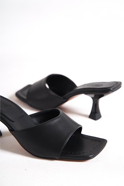 Capone Outfitters Czarne damskie kapcie na obcasie Capone Blunt Toe z pojedynczym paskiem i klepsydrowym obcasem