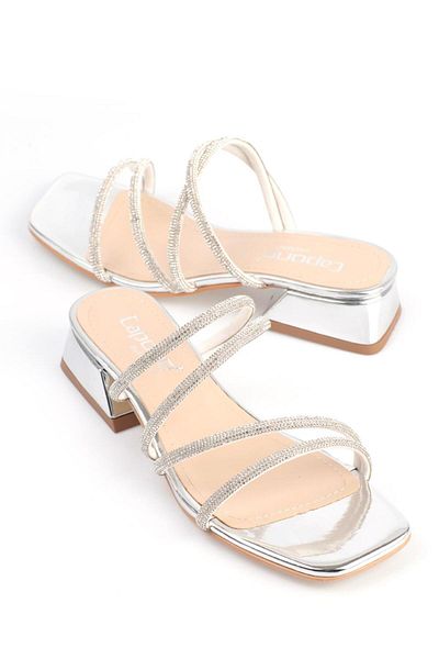 Capone Outfitters Capone Blunt Toe Stone Banded Damen-Hausschuhe mit kurzem Absatz aus Spiegelstoff in Silber