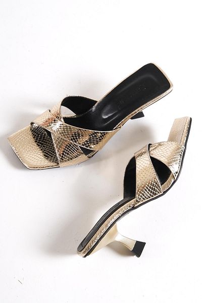 Capone Outfitters Capone Damen-Hausschuhe mit stumpfer Zehenpartie, Schlangenmuster und überkreuzten Riemen, mittelhoher Absatz in Metallic-Hellgold