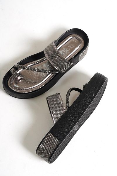 Capone Outfitters Capone Stoned Banded Stone Detaillierte Damen-Hausschuhe mit Keilabsatz in Metallic-Optik