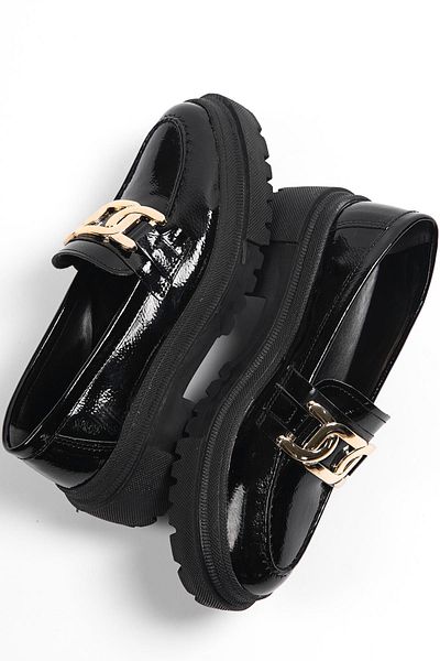 Capone Outfitters Capone Damen-Loafer mit ovaler Zehenpartie, Metallzubehör, Trak-Sohle, faltiges Lackleder, Schwarz