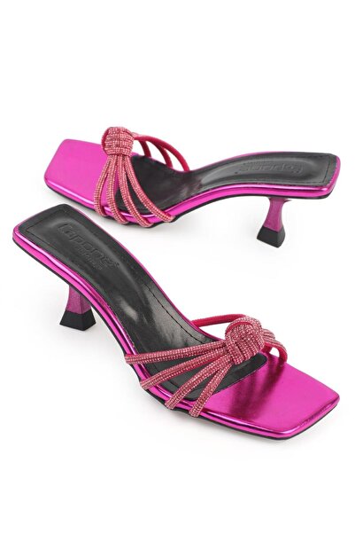 Capone Outfitters Capone tompa lábujjcsomó, részletes, kőből készült csíkos fémes szövetből készült sarkú, fukszia női papucs