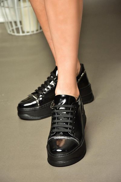 Fox Shoes R274217508 Чорні кросівки з лакованої шкіри на товстій підошві Кросівки