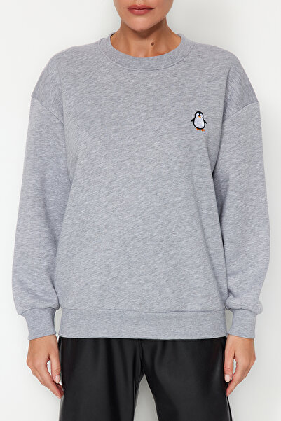 Trendyol Collection Šedá vyšívaná mikina Regular Fit s tlustým fleecem uvnitř - Twoaw24Sw00196