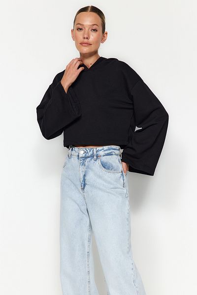Trendyol Collection Schwarzes, dickes Fleece innen, lockere Passform, kurzes Strick-Sweatshirt mit spanischen Ärmeln und Kapuze, TWOAW24SW00284