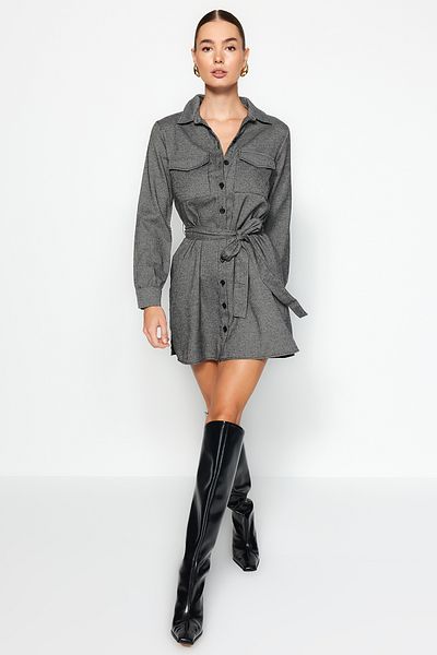 Trendyol Collection Tkané košilové šaty s černým páskem TWOAW24EL00776
