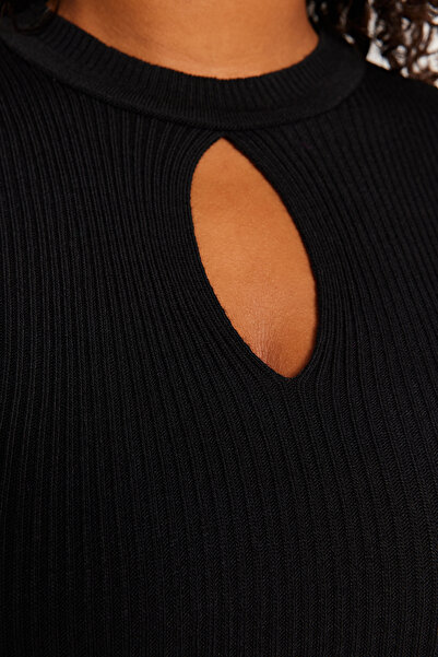 Trendyol Curve Λεπτομερές πουλόβερ με ραβδώσεις μαύρου Otriş TBBAW24AN00014