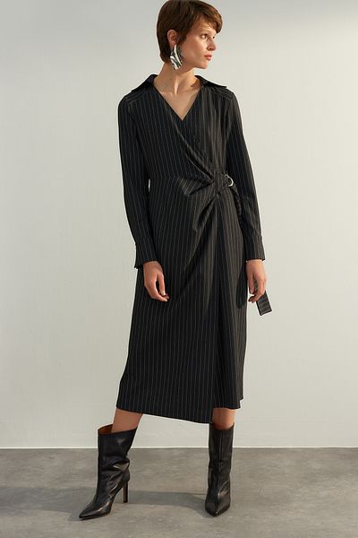 Trendyol Collection Czarna sukienka midi o prostym kroju, z podwójnymi piersiami, zapinana na guziki, tkana sukienka TWOAW24EL00239