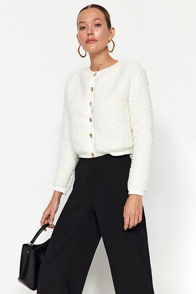 Trendyol Collection Ecru Gold Buttoned Plush Crop pletený cardigan TWOAW24HI00412