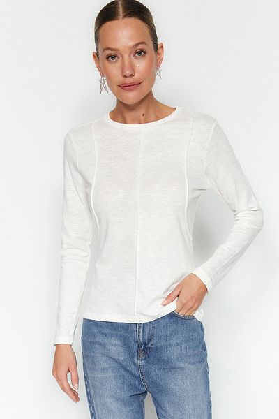 Trendyol Collection Ecru prošívání Detailní Crew Neck Slim Fit Pletené tričko TWOAW24TS00009