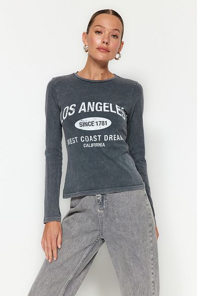 Trendyol Collection Antracitově potištěný výstřih s výstřihem vybledlý efekt Pletené triko Slim Fit TWOAW24TS00010