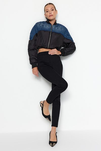Trendyol Collection Schwarze Jegging-Jeans mit hoher Taille und detailliertem Bund TWOAW24JE00234