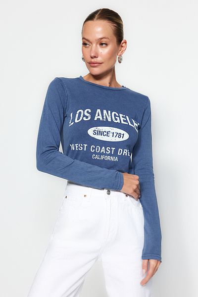 Trendyol Collection Indigó nyomott nyakmosó hatású karcsúsított kötött póló TWOAW24TS00010
