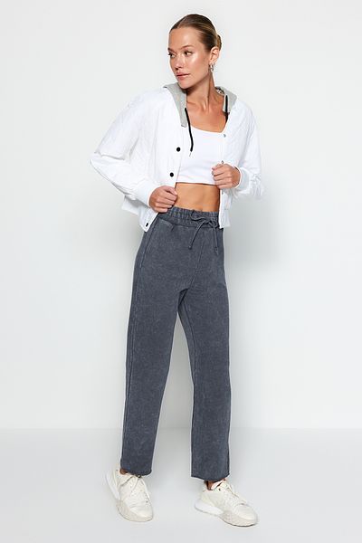 Trendyol Collection Spodnie dresowe z cienkiej dzianiny w kolorze antracytowym z efektem sprania i przetarciami TWOAW24EA00025
