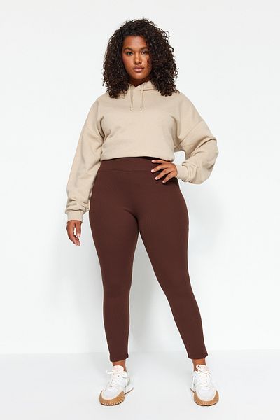 Trendyol Curve Gerippte Leggings mit hoher Taille und Fleece in Übergröße – Braun TBBAW23BV00017