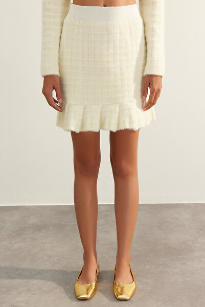 Trendyol Collection Spódnica dzianinowa z falbankami w limitowanej edycji Ecru - Feather/Beard Yarn Twoaw24Et00260