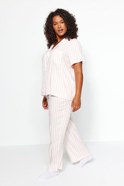 Trendyol Curve Rosa gestreiftes, gewebtes Pyjama-Set mit Hemdkragen TBBAW24PT00000