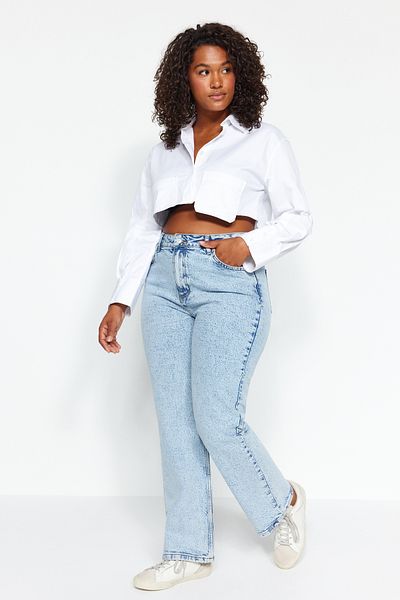 Trendyol Curve Hellblaue Jeans mit hoher Taille, bequemer gerader Passform und großer Größe TBBAW24CJ00045