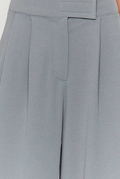 Trendyol Collection Šedé plisované pletené kalhoty s vysokým pasem a zapínáním na suchý zip – Wide Fit TWOAW24PL00177