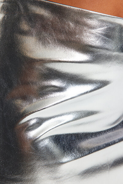 Trendyol Curve Ασημί λαμπερή μίνι υφασμένη φούστα TBBAW24AZ00053