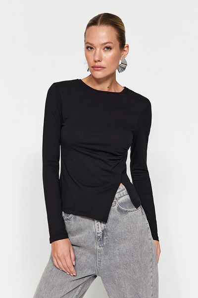 Trendyol Collection Schwarze Strickbluse aus Baumwolle mit gerafftem Rundhalsausschnitt und einfachem Schlitz und detailliertem Schnitt TWOAW24BZ00388