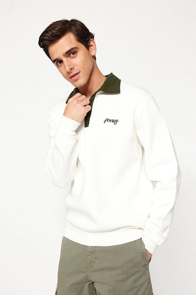 Trendyol Collection Polokragen, besticktes Ecru-Sweatshirt – Normaler Schnitt, Innenseite aus Fleece, TMNAW24sw00241