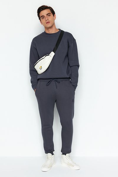 Trendyol Collection Anthrazitfarbene, mit Buchstaben bestickte Jogginghose mit normaler Passform – TMNAW24EA00014