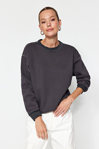 Trendyol Collection Antracitové háčkování Detailní Crew Neck Regular Fit Silný fleece uvnitř Pletená mikina TWOAW24SW00235