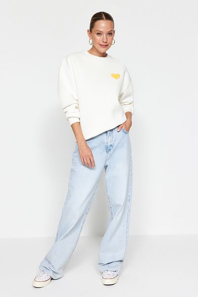 Trendyol Collection Ecru tlustý fleece uvnitř hrudi a zad embosovaný tištěný oversize pletená mikina TWOAW24SW00226