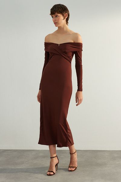 Trendyol Collection Detailní pletené šaty s hnědým límcem z limitované edice TPRAW24EL00210