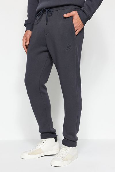 Trendyol Collection Anthrazitfarbene, mit Buchstaben bestickte Jogginghose mit normaler Passform – TMNAW24EA00014