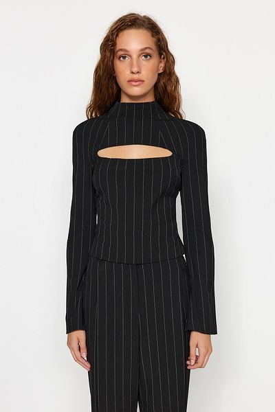 Trendyol Collection X Sagaza Studio Czarna bluzka z okienkiem/wycięciem w szczegółowe paski z polivisconu TCLAW24BZ00003