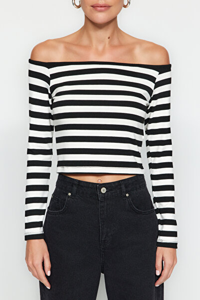 Trendyol Collection Pruhovaná pružná pletená halenka Carmen s černým límcem TWOAW24BZ00316