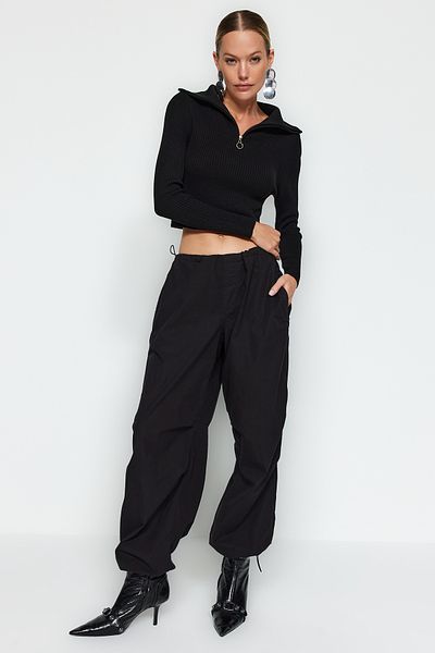 Trendyol Collection Czarny sweter z dzianiny zapinany na zamek i szczegółowy TWOAW24KZ01208