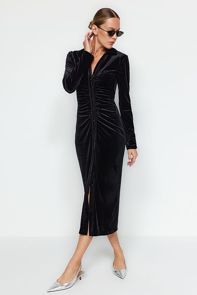 Trendyol Collection Schwarzes tailliertes/tailliertes Midi-Bleistiftkleid aus Samt mit Polokragen und flexiblem Strick TWOAW24EL00529