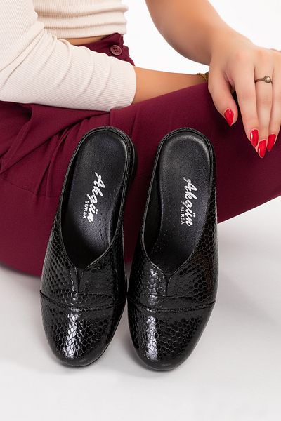 Akgün Terlik Women's Genuine Leather Black Snake Pattern Closed Toe Comfort Slippers