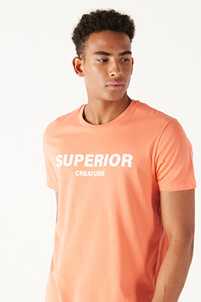 AC&Co / Altınyıldız Classics Męski koralowy T-shirt o wąskim kroju i wąskim kroju z okrągłym dekoltem, wykonany w 100% z bawełny, z nadrukiem sloganu