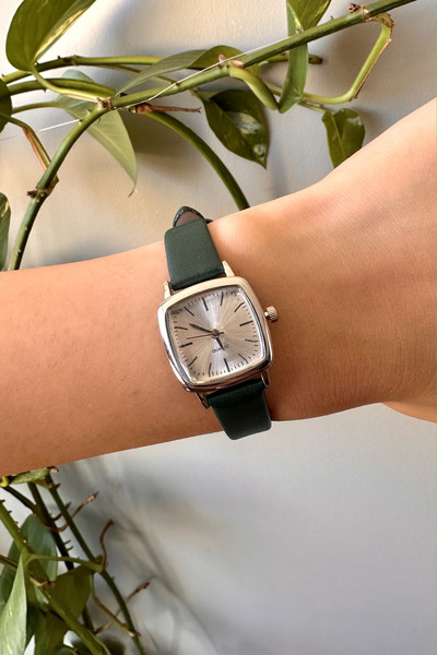 pierrose ساعة يد نسائية كلاسيكية بتصميم أنيق وبسيط من الجلد باللون الأخضر