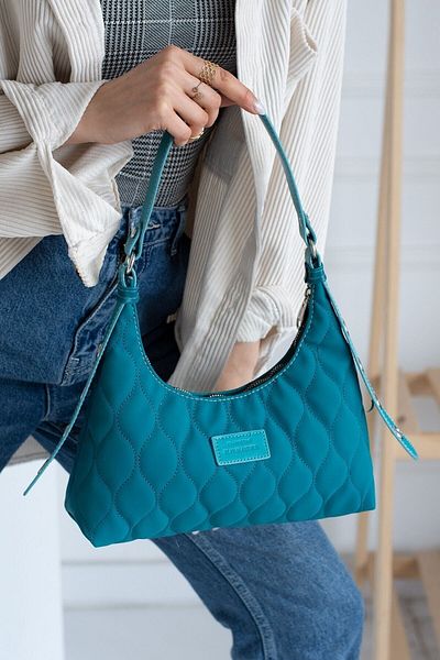 Luxe Bag Geantă de mână și de umăr baghetă cu model matlasat albastru petrol, țesătură parașută, cu detaliu de centură brodată special