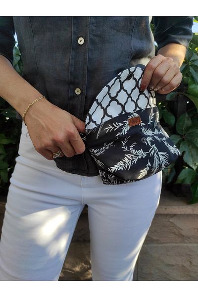 minart design BLACK AND WHITE PATTERNED CROSSBODY BAG WITH STRAP DETAIL 1023
