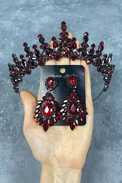 Hobigram Pentru cele mai frumoase mirese, rochie de seară burgundă, coroană de henna și cercei de rochie de seară cu pietre