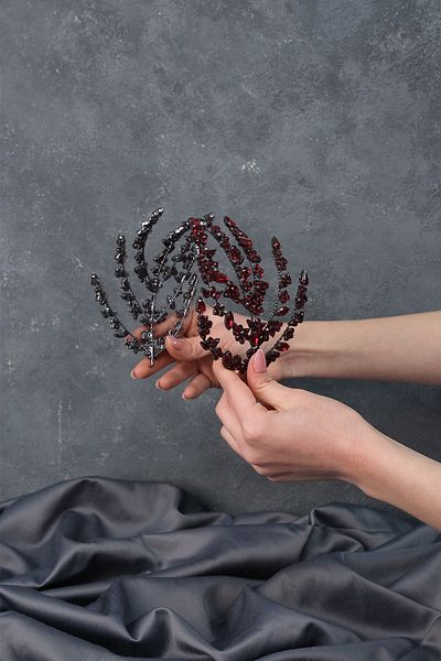 Hobigram Coroana de mireasa Helen Henna cu doua fețe Bordeaux pentru cele mai frumoase mirese – Coroană, cu pietre de cristal, model elegant – Coroană –