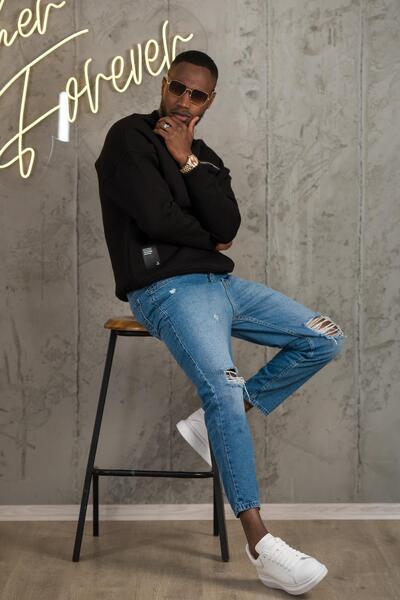 AKÇAYLAR سويت شيرت أساسي كبير الحجم برقبة دائرية مكون من 3 خيوط مع جيوب للحقا...