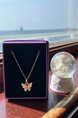 Beyaz Kelebekli Gold Kolye Ve Kar Küresi Doğum Günü Hediyesi Sevgiliye Hediye Seti Kız Arkadaşa ürün fotoğrafı