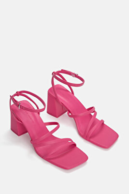 Bantlı topuklu sandalet ürün fotoğrafı