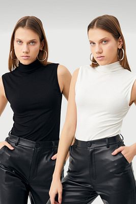 Kadın Siyah Beyaz 2'li Kolsuz Body Yarım Boğaz ürün fotoğrafı